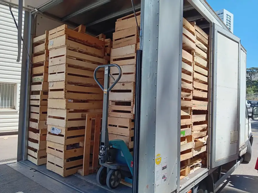 Camion chargé de cagettes